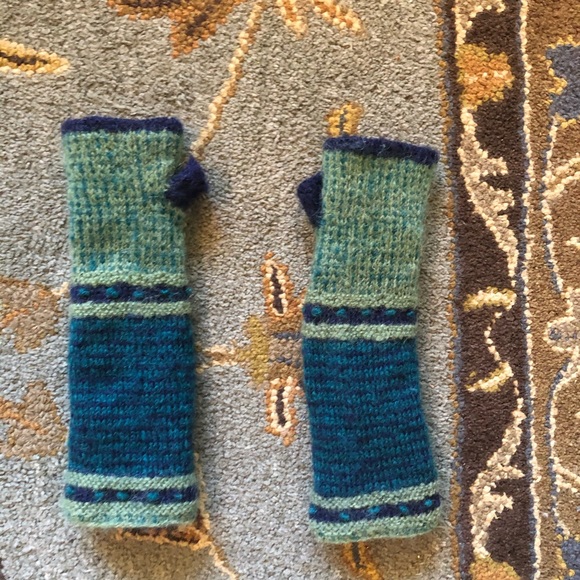 Anthropologie Accessories - ANTHROPOLOGIE FINGERLESS GLOVES